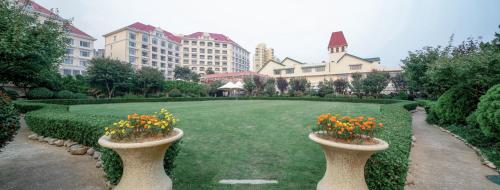 Jardín al aire libre en Qingdao Seaview Garden Hotel
