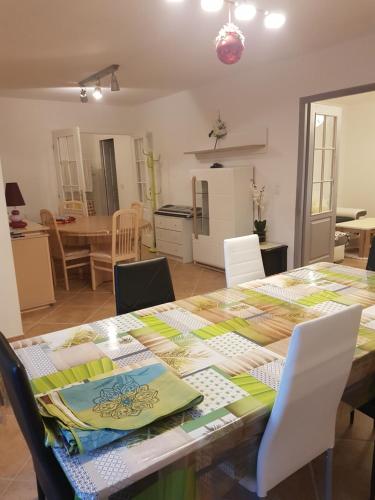 Ruang duduk di SUPER SPACIEUX GÎTE PROCHE DE TOUTES COMMODITÉS