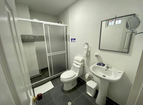 uma casa de banho com um WC, um lavatório e um chuveiro em Hotel Classic VIP em San Andrés