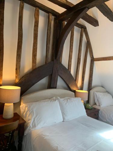 een slaapkamer met een wit bed en 2 lampen bij The Maidens Chambers in Canterbury