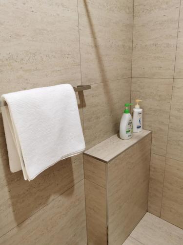 y baño con ducha, toalla y lavamanos. en BHA unit 5 en Perth