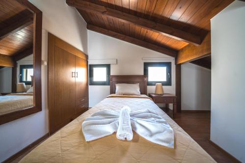 Giường trong phòng chung tại Corali Villas