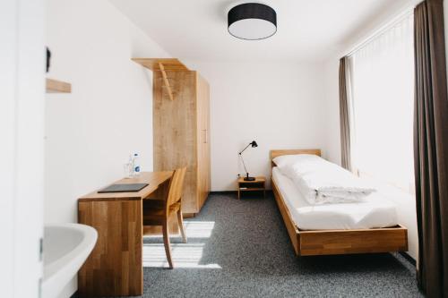 Postel nebo postele na pokoji v ubytování Gasthof Sunnebad