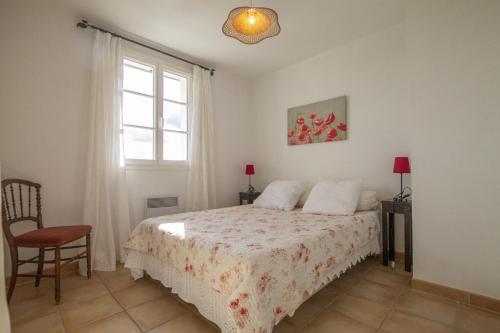 um quarto com uma cama e uma janela em Mas de Rabasse em La Verdière