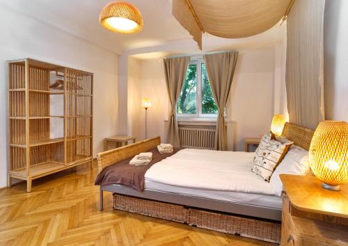 um quarto com uma cama e uma janela em State Opera Alley Lodge em Viena