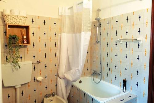 a bathroom with a tile wall with black stars at Casa di Anita in Bedonia