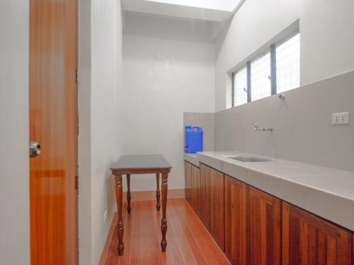 La salle de bains est pourvue d'un lavabo et d'un tabouret en bois. dans l'établissement OYO 658 Roccksar Pension, à Puerto Princesa