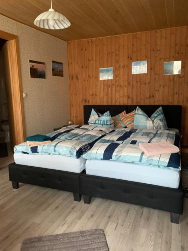 Ein Bett oder Betten in einem Zimmer der Unterkunft Landgasthaus & Pension Liebner