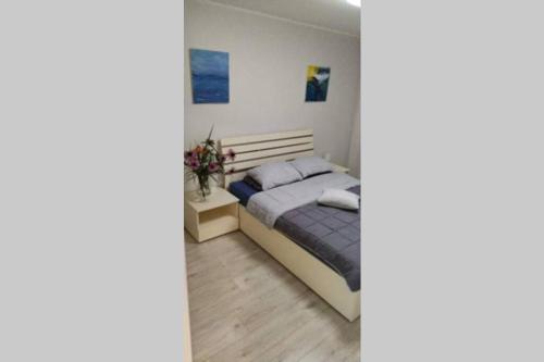 1 dormitorio con 1 cama en una habitación en Butas miesto centre/ Apartment in the city center, en Šiauliai