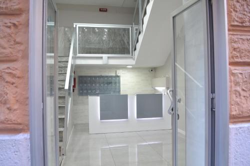 ナポリにあるAlbergo Violaの階段で部屋に通じるガラスドア