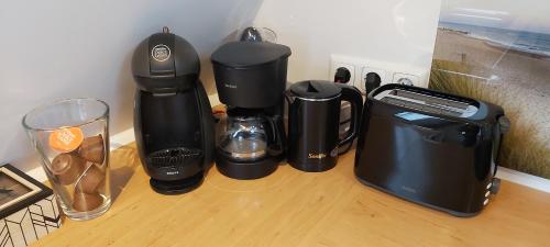 a group of appliances sitting on a counter at B&B Buiten Gewoon Callantsoog in Callantsoog