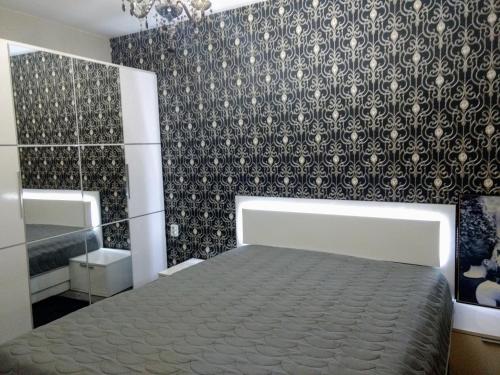 1 dormitorio con cama y papel pintado en blanco y negro en Valentina GOLD apartment, en Plovdiv