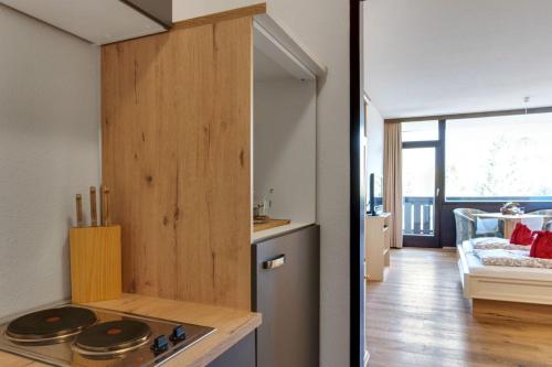 uma cozinha com uma placa de fogão num quarto em Apartment Noemi em Bad Goisern