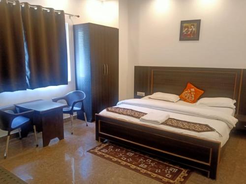 Una cama o camas en una habitación de Hotel Rajshree