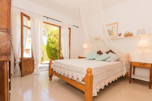 - une chambre avec un lit et une fenêtre dans l'établissement Villa Isabel, à Santanyí
