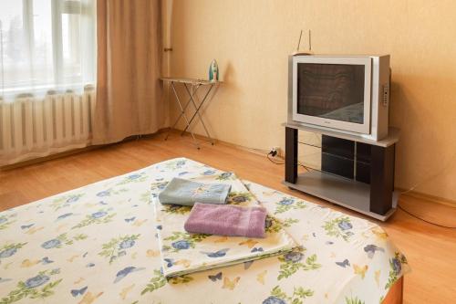 Habitación con TV y cama con almohada en Квартира по адресу Приозерная 8 Б Оболонь, en Kiev