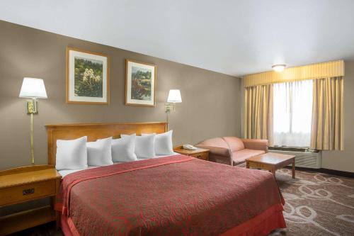 Postel nebo postele na pokoji v ubytování Royal Inn Provo