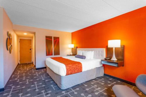 A bed or beds in a room at Howard Johnson by Wyndham Portsmouth