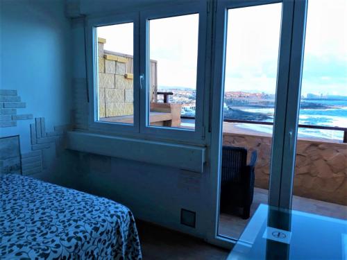 um quarto com uma cama e uma janela com vista em One room flat at the beach near house "Sanmao" em Telde