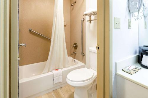 een badkamer met een toilet, een bad en een wastafel bij Econo Lodge Marion I-81 in Marion