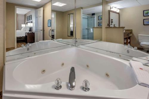 A bathroom at Comfort Inn & Suites Glen Mills - Concordville