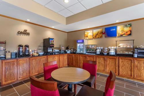 a table and chairs at a fast food restaurant at Comfort Inn & Suites Carbondale University Area in Carbondale