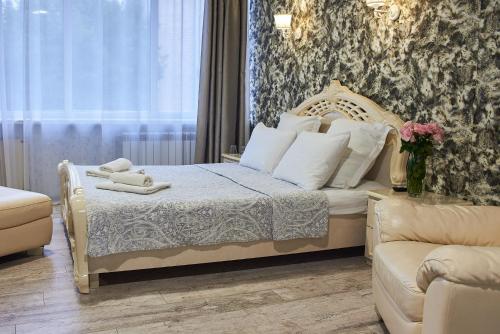 Ένα ή περισσότερα κρεβάτια σε δωμάτιο στο Hotel Royal (Отель Роял)