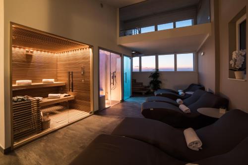 una sala de estar con sofás azules en una habitación en Hesperia Hotel & Residence en Lido di Jesolo