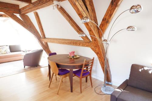 ein Esszimmer mit einem Tisch und einer Stehlampe in der Unterkunft Apartment Zentral im Herzen der Altstadt in Tübingen