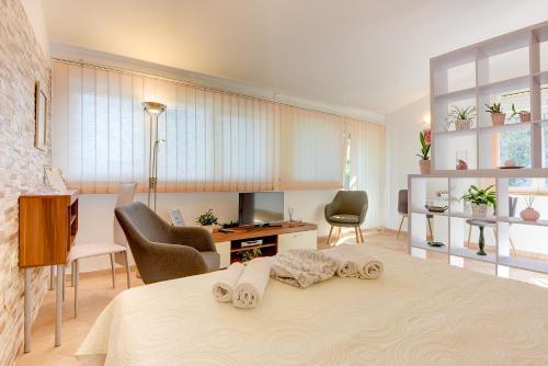 1 dormitorio con 1 cama y sala de estar en Holiday Home Batel, en Pula