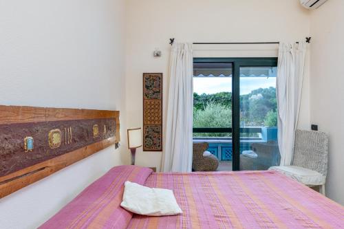 a bedroom with a large bed and a balcony at Casa Vacanze Baia del Faro in Palau
