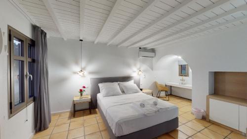 um quarto com uma cama grande e uma casa de banho em VIP APARTMENTS em Kástro Tornéze