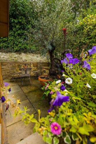 a garden with a potted plant and flowers at The Northumberland Arms in West Thirston