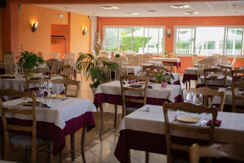 Εστιατόριο ή άλλο μέρος για φαγητό στο Logis Hotel Restaurant L'Escapade