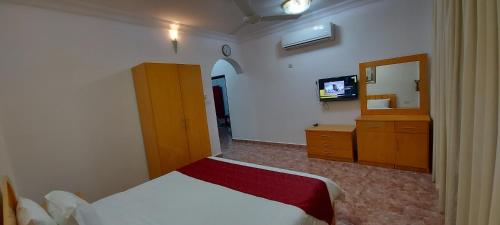 Tempat tidur dalam kamar di DREAMLAND HOTEL APARTMENT NIZWA