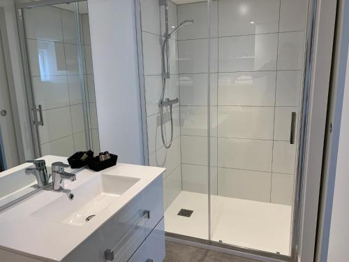un baño con lavabo y ducha en Chalet TOUSVENTS, en Saint-Georges-de-Didonne