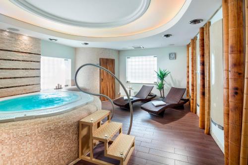 a wellness room with a jacuzzi tub at Hotel Różany Gaj in Gdynia