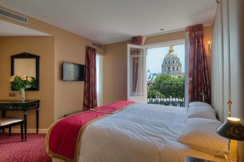 - une chambre avec un grand lit et une fenêtre dans l'établissement Hotel de L'Empereur by Malone, à Paris