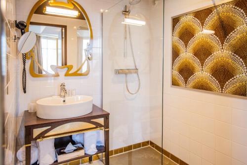 シャルトルにあるJehan De Beauce - Teritoriaの洗面台と鏡のあるバスルーム