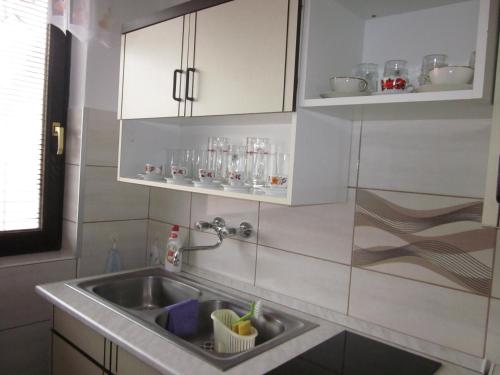 uma cozinha com um lavatório e um balcão em Tóth Vendégház em Parád