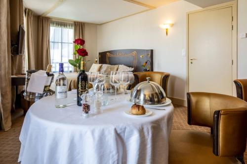 Cette chambre dispose d'une table et d'une bouilloire. dans l'établissement Jehan De Beauce - Teritoria, à Chartres