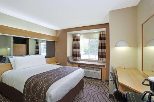 מיטה או מיטות בחדר ב-Microtel Inn by Wyndham University Place