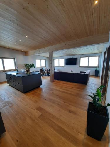 duży salon z drewnianym sufitem w obiekcie Alpha Apartment w mieście Schröcken