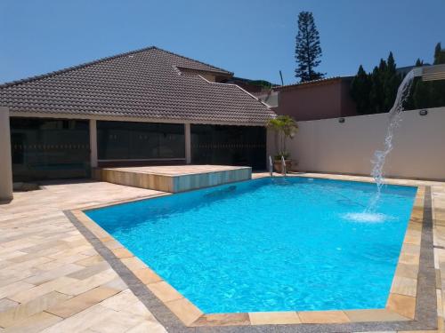 A piscina localizada em Casa de praia Peruibe ou nos arredores
