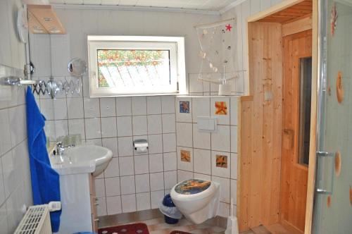 リヘンにあるFerienwohnung Lychen UCK 2051のバスルーム(トイレ、洗面台付)