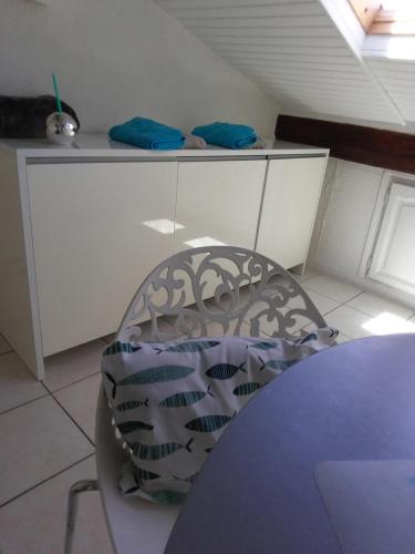 une chaise assise à une table dans une cuisine dans l'établissement Gatsby Cannes Croisette, à Cannes