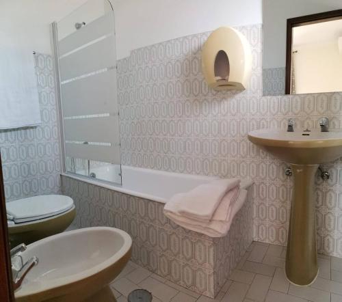 Apartamento Mondego tesisinde bir banyo