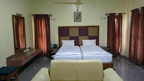 Postel nebo postele na pokoji v ubytování Kanthi Resorts Badami