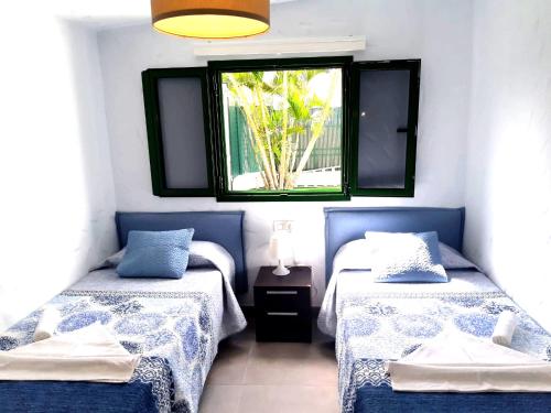 Zimmer mit 2 Betten und einem Fenster in der Unterkunft 10 min walk from the best beach in Playa del Ingles