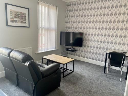 A television and/or entertainment center at Jeffersons Hotel & Apartments 